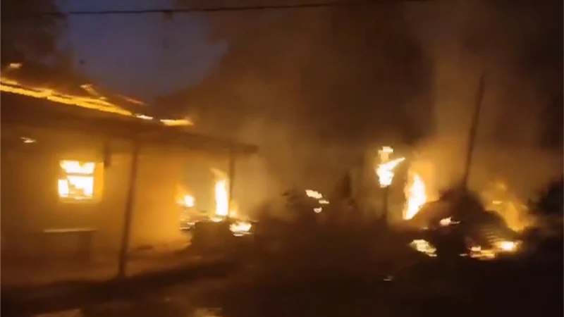 ভুলে ধর্ষণে অভিযুক্তের ভাইয়ের বাড়িতে আগুন দিল জনতা